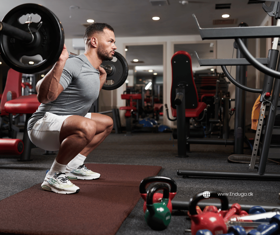 Squat er en god styrketræningsøvelse for genoptræning af knæ